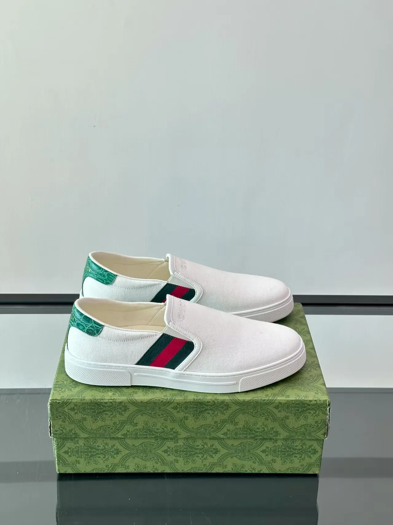 P380 new men's shoes GUCCI [Lightning] latest shoes are shipped. Original quality, fashionable, made of special materials, sheepskin lining, brand new packaging. The foot feels super comfortable and the workmanship is impeccable Code number: 38-45 No. 058